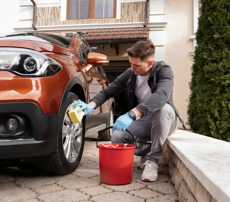 Lavage auto à domicile Bacqueville-en-Caux : professionnel intervenant sur un véhicule